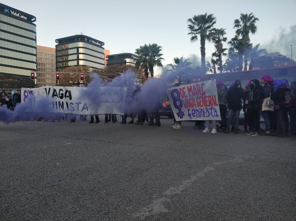 Image of a road blockaded during the feminist strike on March 8, 2019 (by @vagafeminista8M)